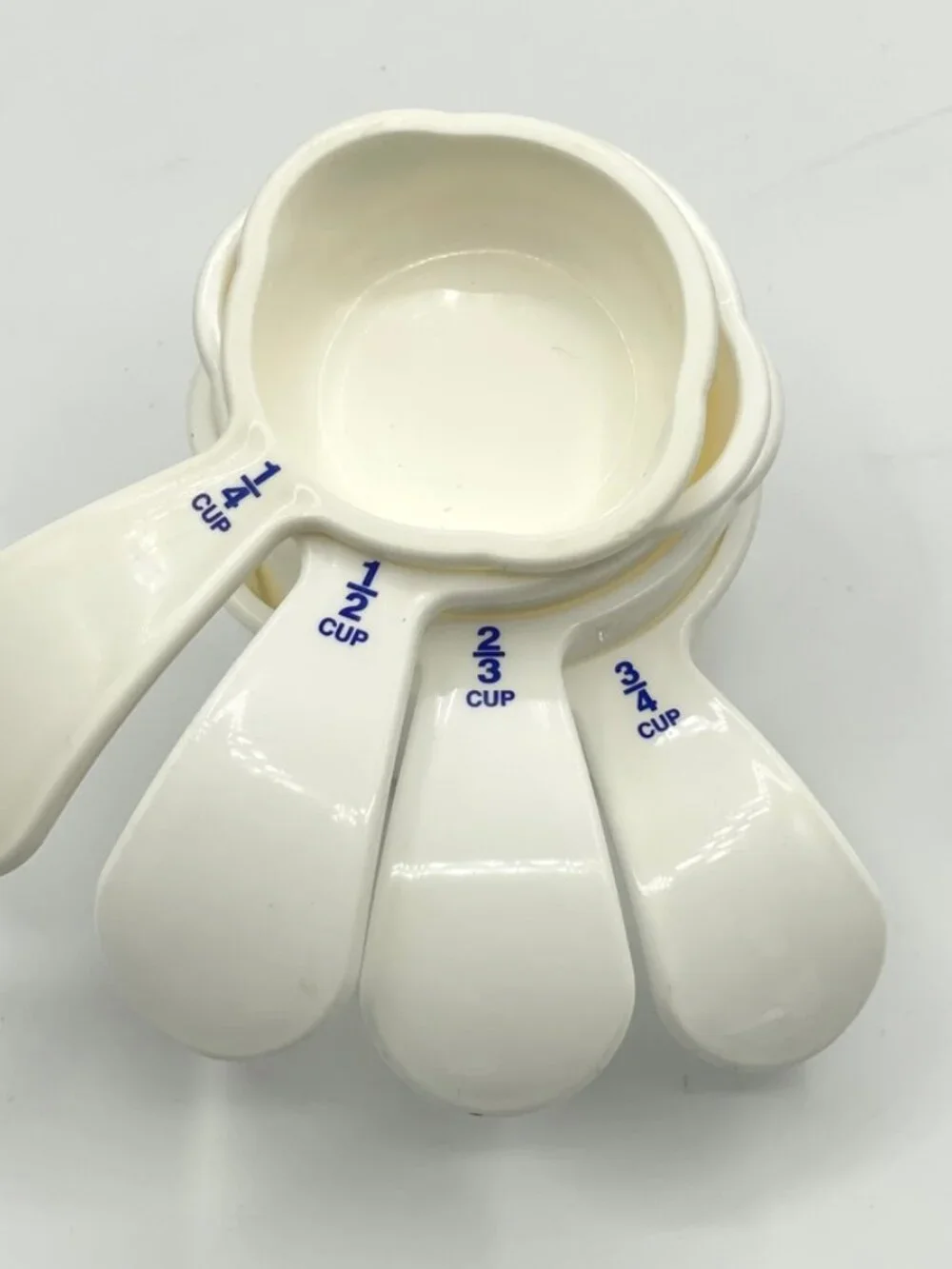 Lot Of 4 TUPPERWEAR 3479C -3482C Curved Handle Measuring Cups White As Pictured